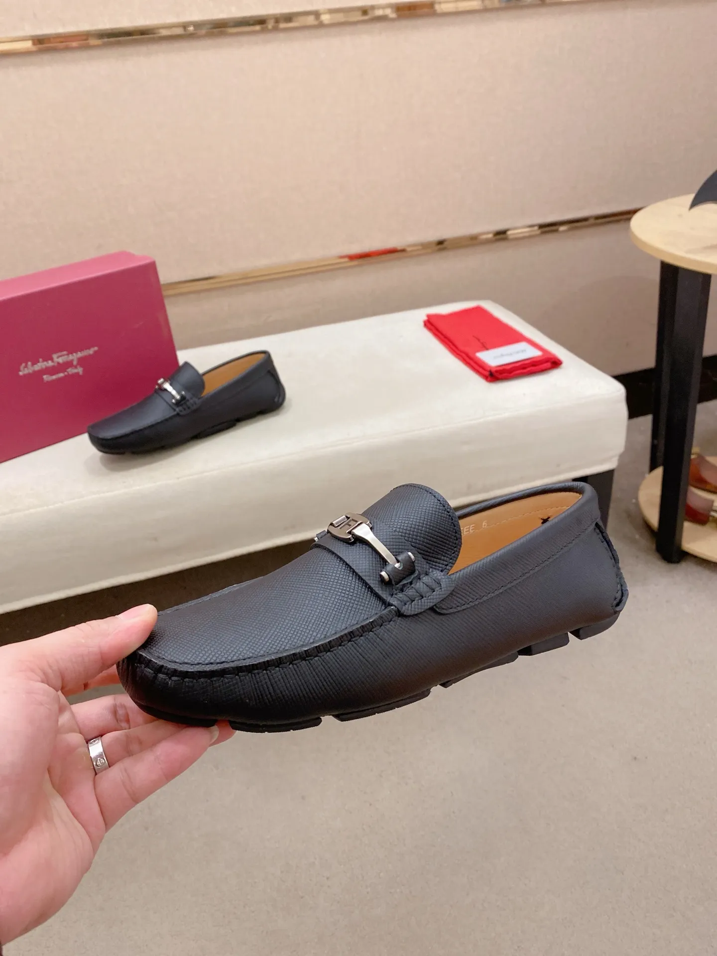 Factory price: 540💰High-end quality! Ferragamo🆕🆕Exclusive hot-selling products in stock🔥🔥New products on the shelves, high-quality Ferragamo men's pea shoes, high-end casual driving shoes, with complete packaging! 💪 💪 Material: imported first-layer cowhide 🐂 + imported high-quality water-dyed cowhide lining + wear-resistant outsole 👍🏻👍🏻 Features: high-end and comfortable, purely handmade 🚀 🚀 Create the perfect shoe that suits you best 🔥 🔥 Size: (38-44) 45 standard size can be customized!